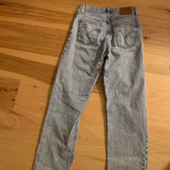 Light Wash Straight Leg Levi’s Denim Jeans - Picture 8 of 9